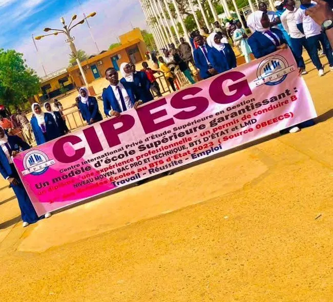 Étudiants du C.I.P.E.S.G. portant la banderole de l'école lors d'un défilé