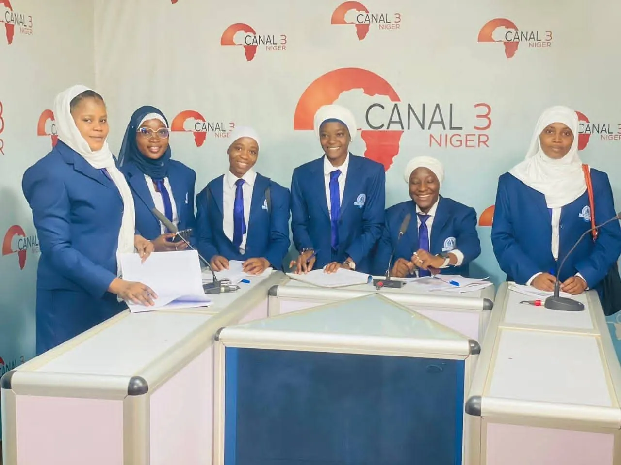 Étudiantes du C.I.P.E.S.G. sur le plateau de Canal 3 Niger