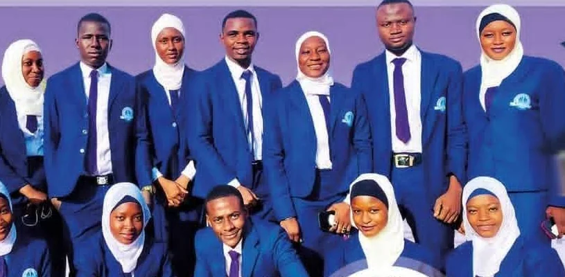 Étudiants du C.I.P.E.S.G. en uniforme bleu, cravate violette